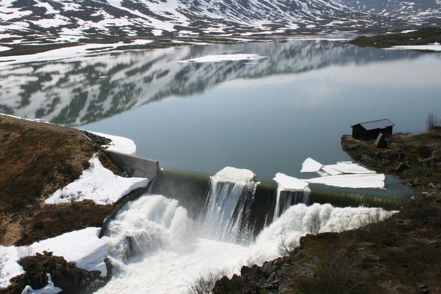 Norddalen大坝 in snowy surroundings.